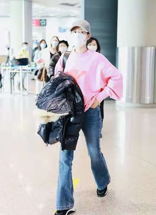 45歲劉敏濤扮嫩真有一套！穿粉色衛衣配牛仔褲，嫩得像個小姑娘