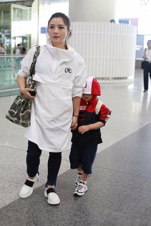 何潔瘦身後太會穿了,拼色牛仔外套配健身褲,穿出1米65的氣場 何潔瘦身後太會穿了,拼色牛仔外套配健身褲,穿出1米65的氣場