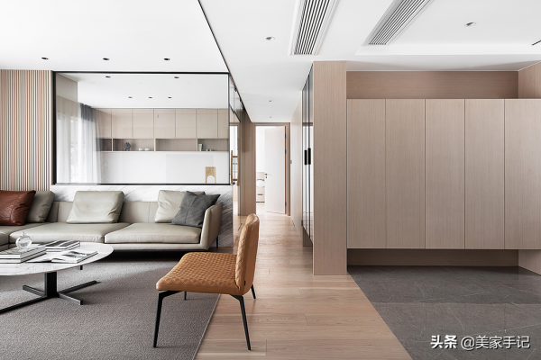 堅持極簡主義的浙江夫婦，把家裝修得一塵不染，透著骨子裡的高階