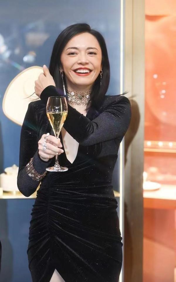 姚晨還是挺大膽的,絲絨短裙挖出“大領口”,看著清涼又高階 姚晨還是挺大膽的,絲絨短裙挖出“大領口”,看著清涼又高階