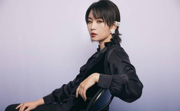 周筆暢純黑酷颯寫真照釋出