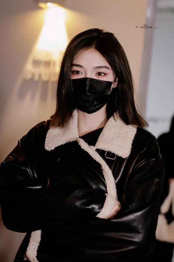 許佳琪私服，身穿黑色翻毛長皮衣，看著好暖人