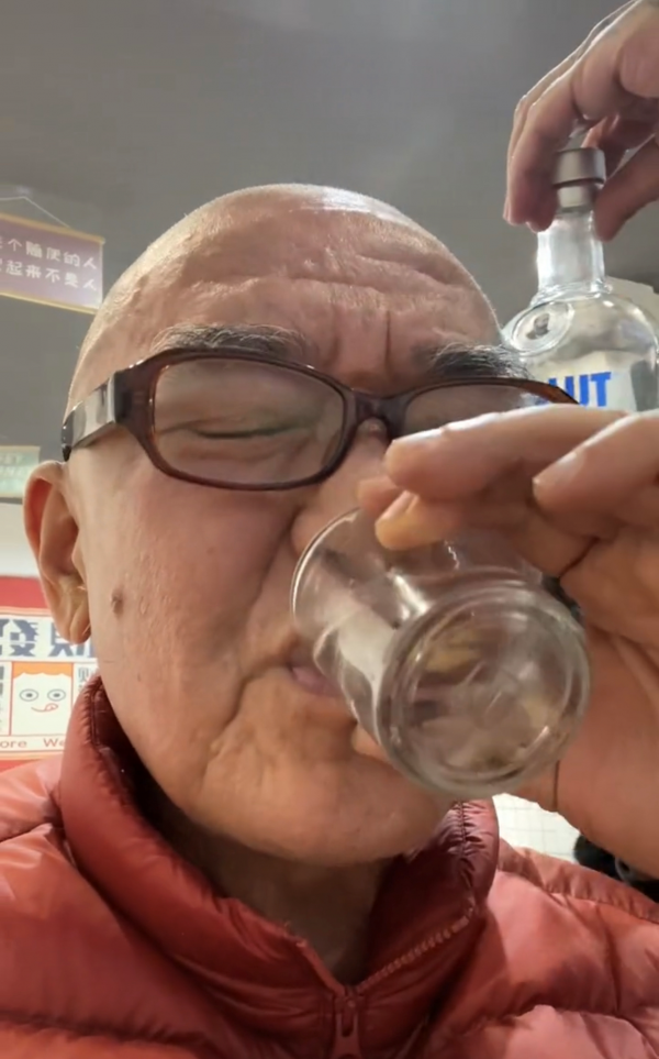 69歲李立群凌晨收工，現身內地蒼蠅小館，眼神迷濛興奮喝伏特加