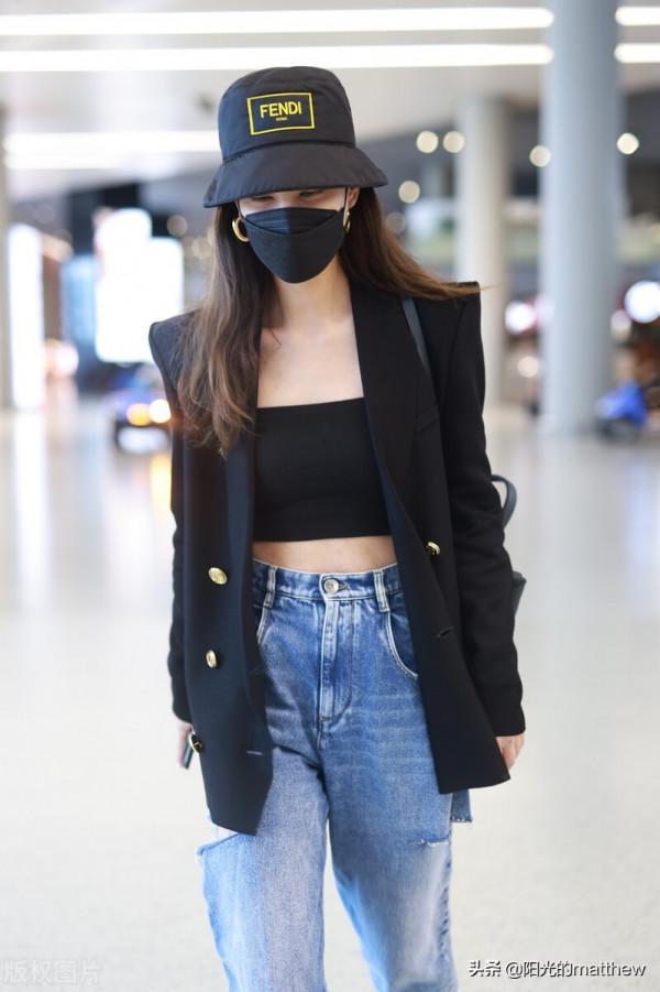 街拍：鄭希怡頭戴漁夫帽，穿西裝外套前衛時髦