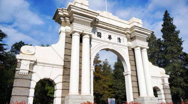 清華保潔阿姨登臺彈鋼琴，發言很有水平，還給大學生&OpenCurlyDoubleQuote;上了一課&rdquo;