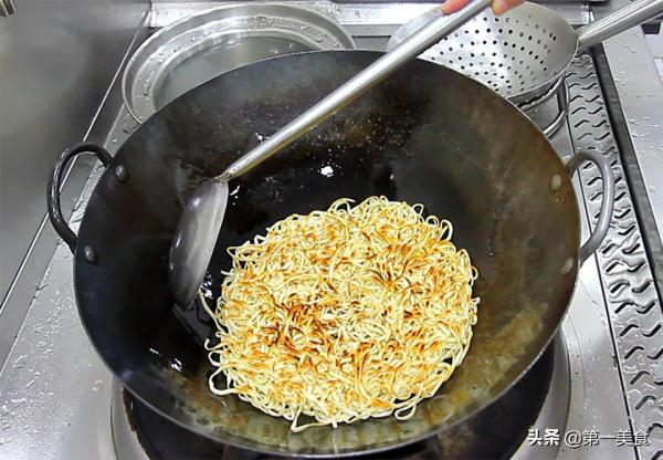飯店都買不到的“河南炒麵條”，這個做法不粘鍋不糊底，勁道焦香