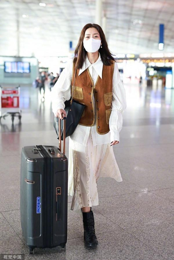 機場時尚秀,劉雯牛仔風馬甲搭配長裙,瀟灑又浪漫 機場時尚秀,劉雯牛仔風馬甲搭配長裙,瀟灑又浪漫