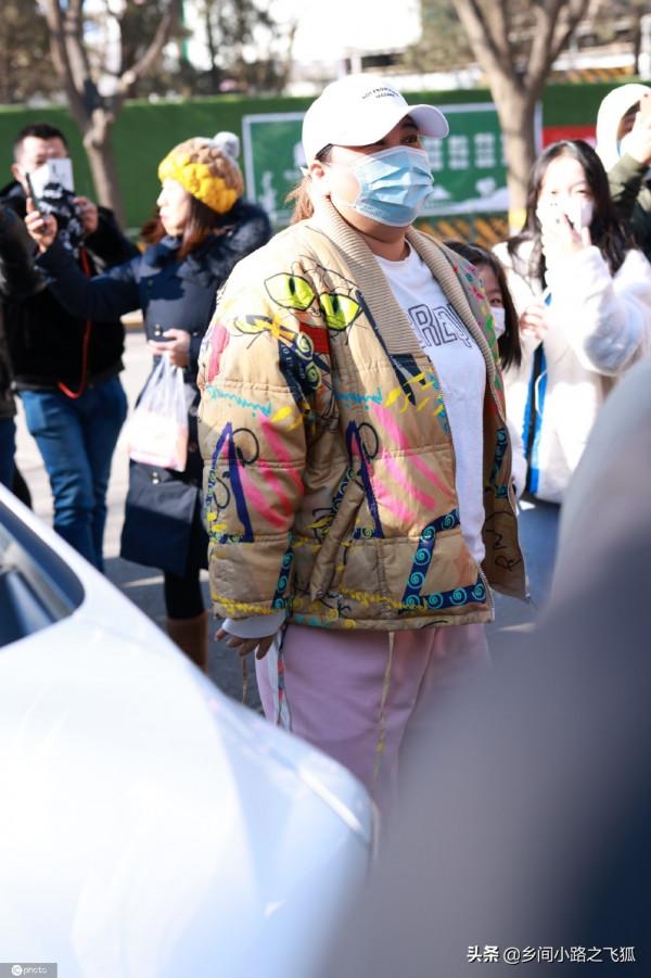 賈玲現身2022央視春晚第四次大聯排 身穿印花外套搭配亮眼