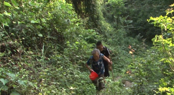 懸崖上的村莊：萬丈懸崖上村民靠一根鐵索出行，坐上去腳都發抖