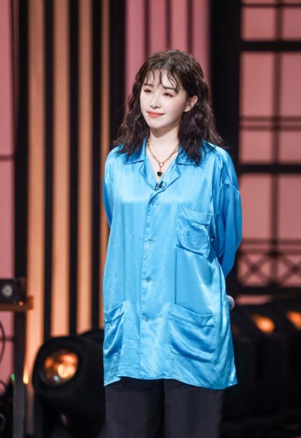 闞清子是真適合羊毛卷髮型,不僅減齡還顯臉小,配上襯衫超有範 闞清子是真適合羊毛卷髮型,不僅減齡還顯臉小,配上襯衫超有範