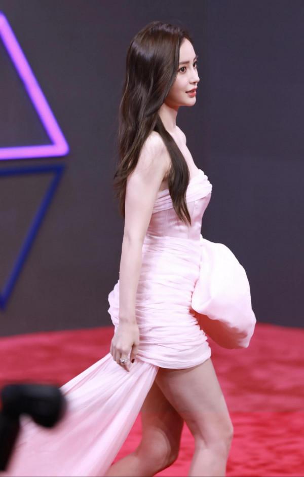 baby身穿粉色晚禮服走紅毯，腳上的紋身太顯眼