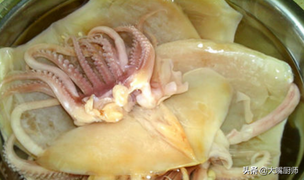 魷魚乾別用清水泡,老漁民說多加2樣,泡發更快,增大幾倍還鮮嫩 魷魚乾別用清水泡,老漁民說多加2樣,泡發更快,增大幾倍還鮮嫩