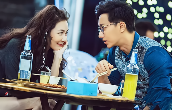 “餐桌小，岳母是外人就別上桌了”一場家宴讓鳳凰男全家重歸農門