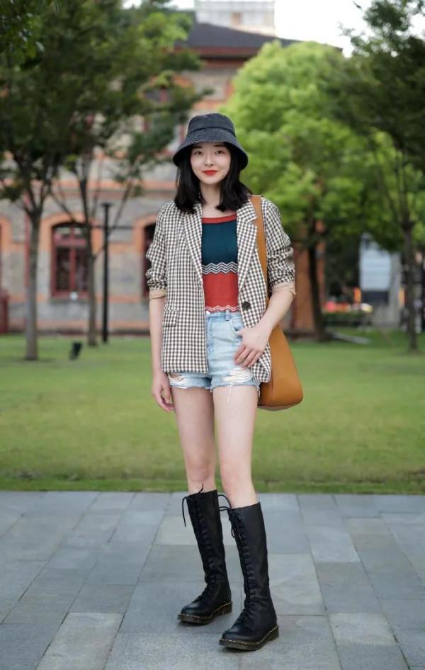 看街拍 學穿搭：tote包怎麼搭配才實用又好看？