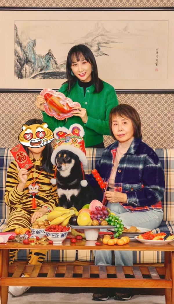 雷佳音妻子罕曬全家福,10歲女兒打扮摩登,婆婆首露正臉更像母女 雷佳音妻子罕曬全家福,10歲女兒打扮摩登,婆婆首露正臉更像母女
