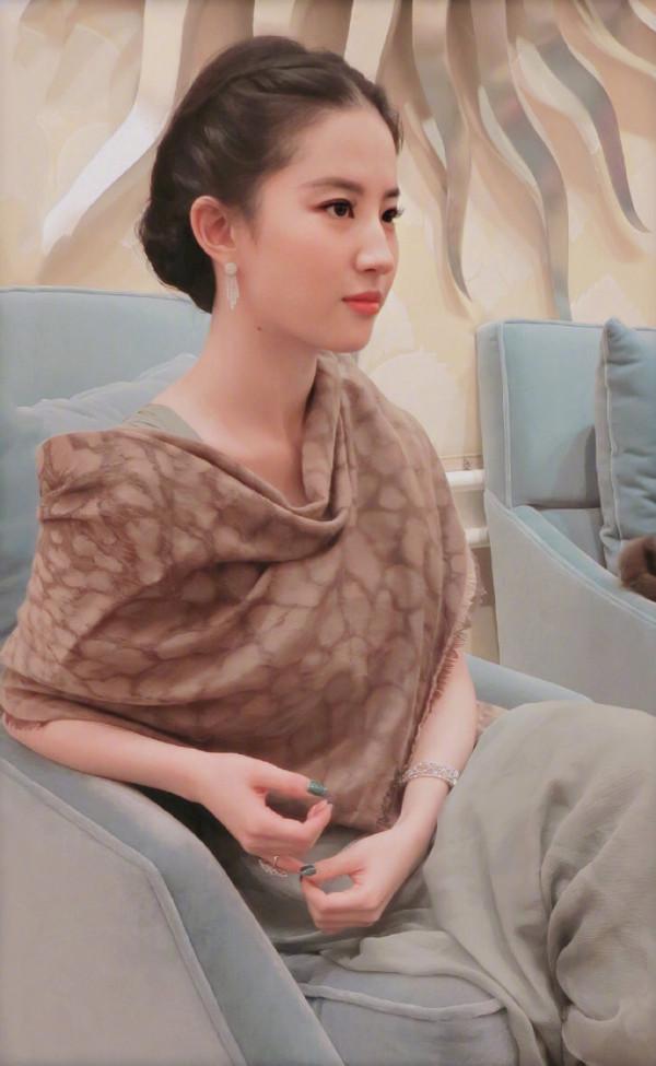 不知道以後還會不會經常看到劉亦菲了呢？太好看了，看不到可惜了