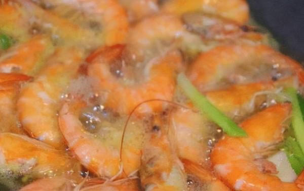 煮大蝦時，切記別加水直接煮！大廚教你1招，蝦肉鮮嫩入味還不腥