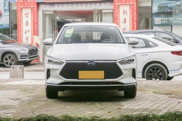 好開也親民的代步小車，一公里才5分錢，配置豐富，實拍比亞迪e2