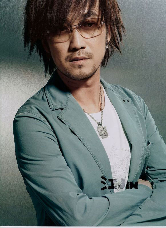 周傳雄：出道想“幹掉”張信哲，開公司血虧千萬，今淪落街頭賣唱