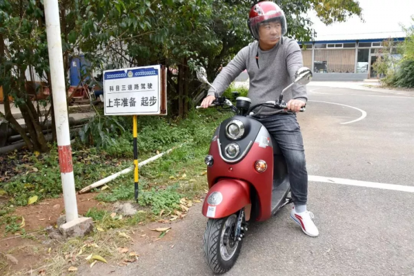 考駕照有變！70歲以上這3類駕照都能考，考試流程、費用，明確了