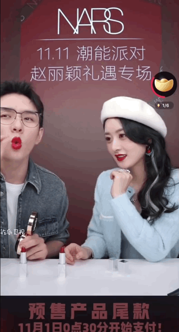 +7在塗口紅的時候趙麗穎一動不動的看著