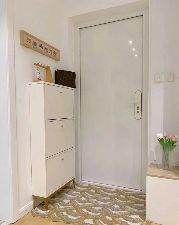 走進她家，才知什麼叫越簡單越好看，全屋大白牆不造型，太耐看了