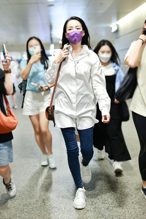 秋冬搭配沒靈感?看霍汶希的造型,49歲一樣時髦多變,這值得一試 秋冬搭配沒靈感?看霍汶希的造型,49歲一樣時髦多變,這值得一試