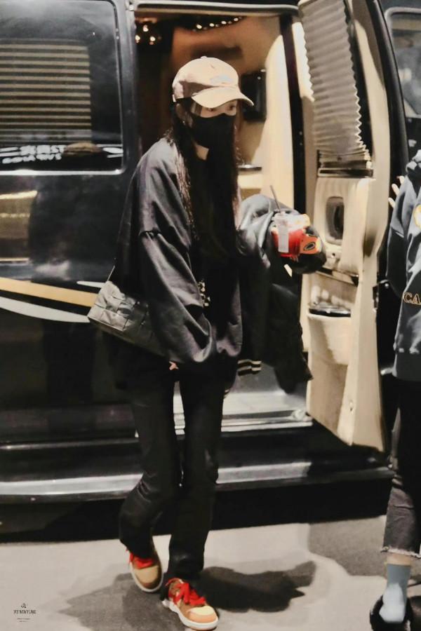 楊冪私服來了，棒球帽手裡拿著皮衣，穿著皮褲，這也太苗條了