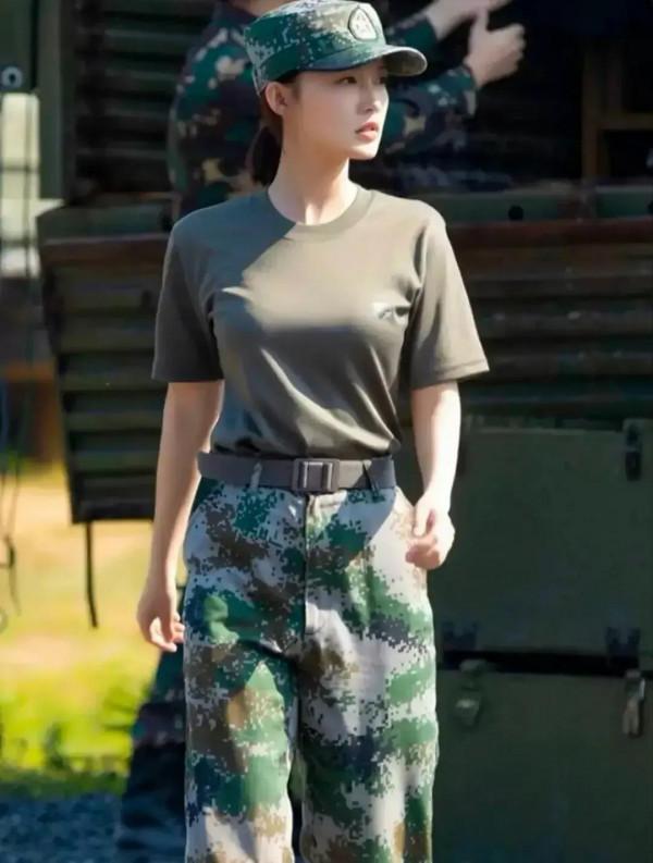 穿上軍裝的李沁:英姿颯爽,霸氣十足 穿上軍裝的李沁:英姿颯爽,霸氣十足
