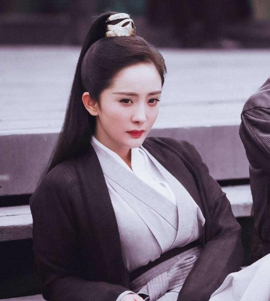 35歲再演大女主古偶，楊冪的“不清醒”，一半是《斛珠夫人》給的