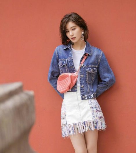 劉詩詩換了摩卡波波頭，氣質都變洋氣了，穿牛仔外套配短裙美嗎？