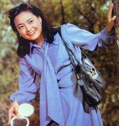 憑《廬山戀》走紅，巔峰時“棄夫”出國，張瑜近況如何？