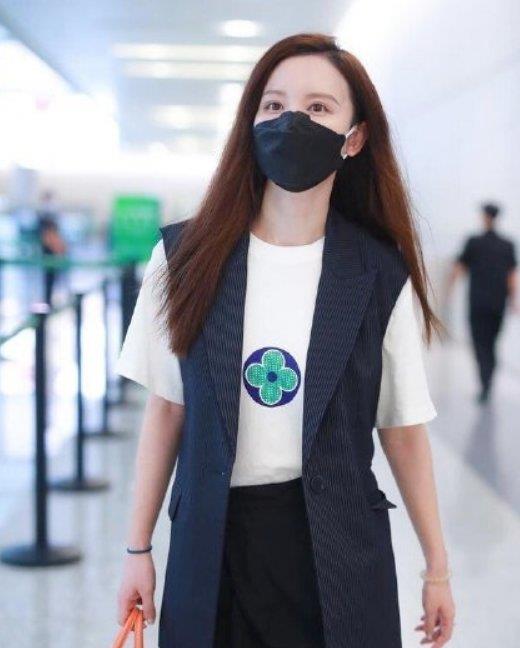 張萌穿著一襲深藍魚尾長裙,宛如迪士尼“在逃公主” 張萌穿著一襲深藍魚尾長裙,宛如迪士尼“在逃公主”