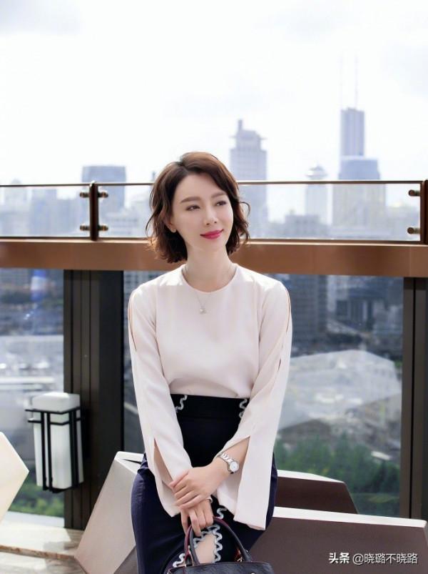 女人過了40歲，少穿“衛衣+牛仔褲”！學陳數這樣搭，美得真優雅