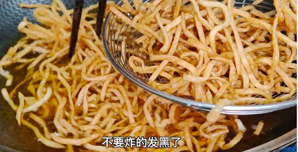 把麵條放進滾燙的油鍋中，瞬間變美食，簡單易做，吃一次就忘不了