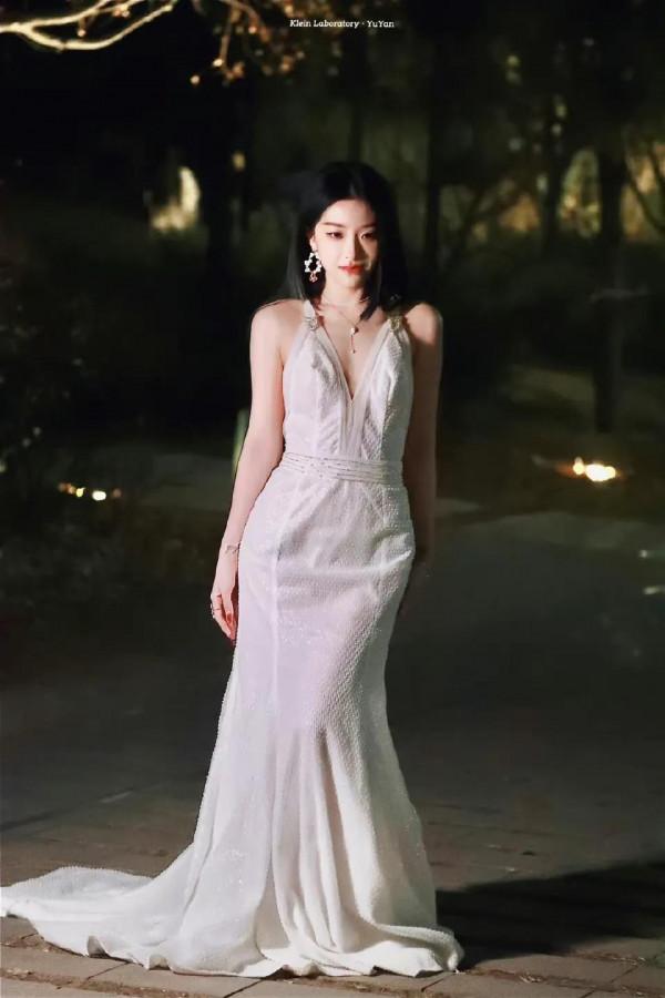 喻言白色吊帶魚尾長裙，是仙女的樣子呀