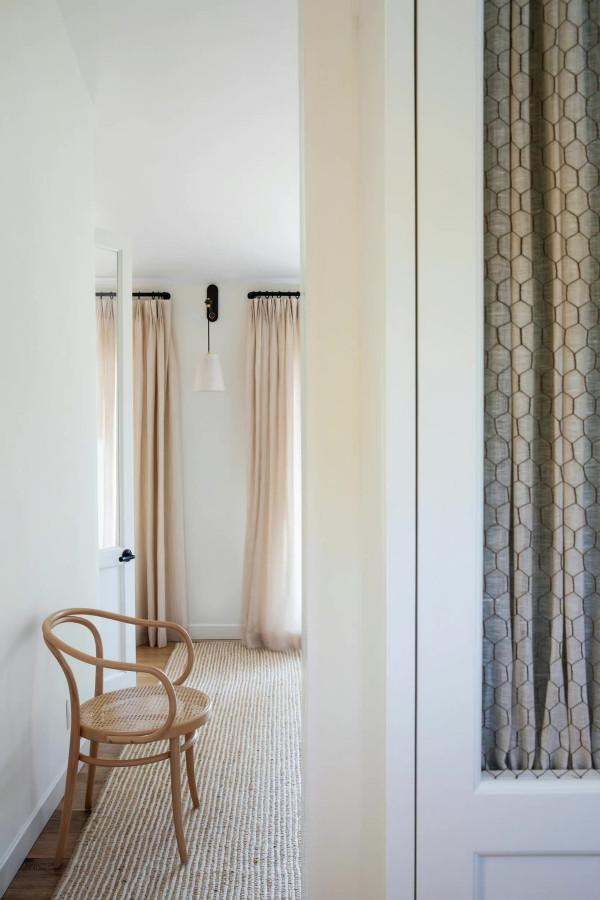 輕鬆自然的淺色調住宅，寬敞明亮很宜居，擁有的舒適度獨樹一幟