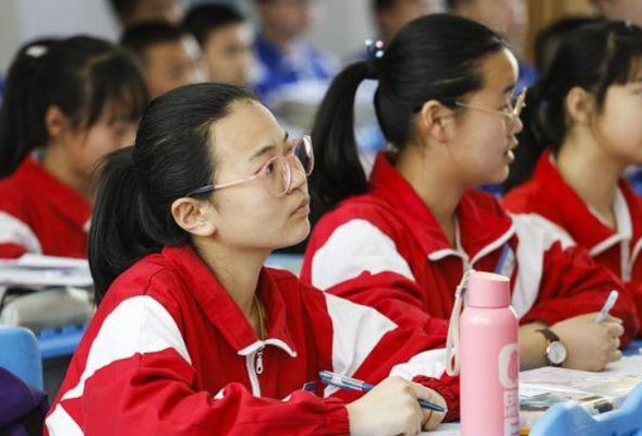 高三教室開空調,學生每天需要上交3元費用,家長:這收費合理嗎 高三教室開空調,學生每天需要上交3元費用,家長:這收費合理嗎