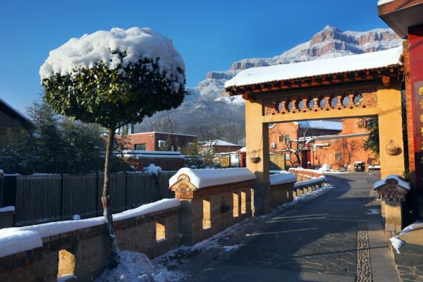 雪後廟荒村,翠竹白雪,如同一幅清淡素雅的水墨畫 雪後廟荒村,翠竹白雪,如同一幅清淡素雅的水墨畫