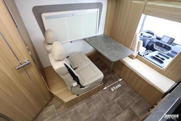 2張大床、2個廚房！實拍宇晨網紅四號大額頭輕卡房車