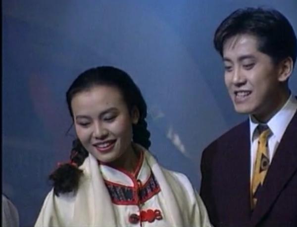 93春晚給毛寧《濤聲依舊》伴舞的女孩子是誰？毛寧託記者要她電話