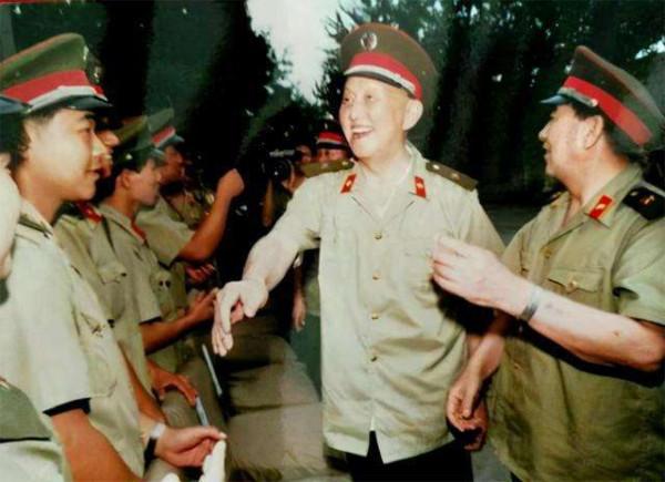 1987年洪學智準備解甲歸田，鄧小平緊急召見：你去當軍委副秘書長