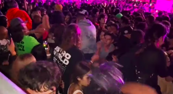 美頂流歌手演唱會煽動狂歡致8人被踩死!目擊者:他邊唱邊看人死 美頂流歌手演唱會煽動狂歡致8人被踩死!目擊者:他邊唱邊看人死