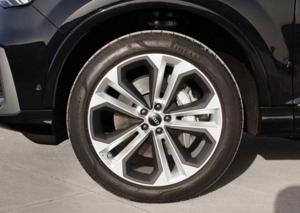 相比起寶馬X5和賓士GLE,奧迪Q7最大的亮點就是68.88萬起 相比起寶馬X5和賓士GLE,奧迪Q7最大的亮點就是68.88萬起