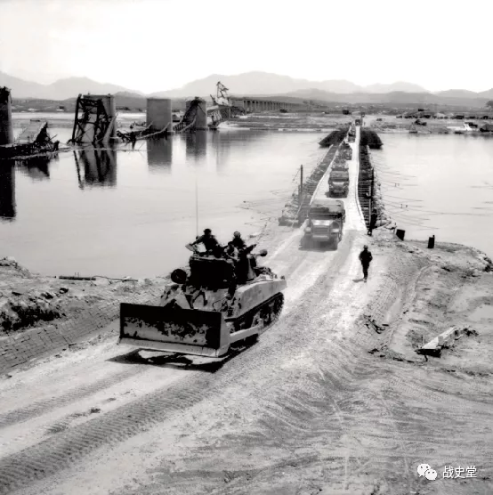 朝戰美機中了鋼索陷阱，飛官失明半昏迷，鉤住最後一道阻攔索著艦