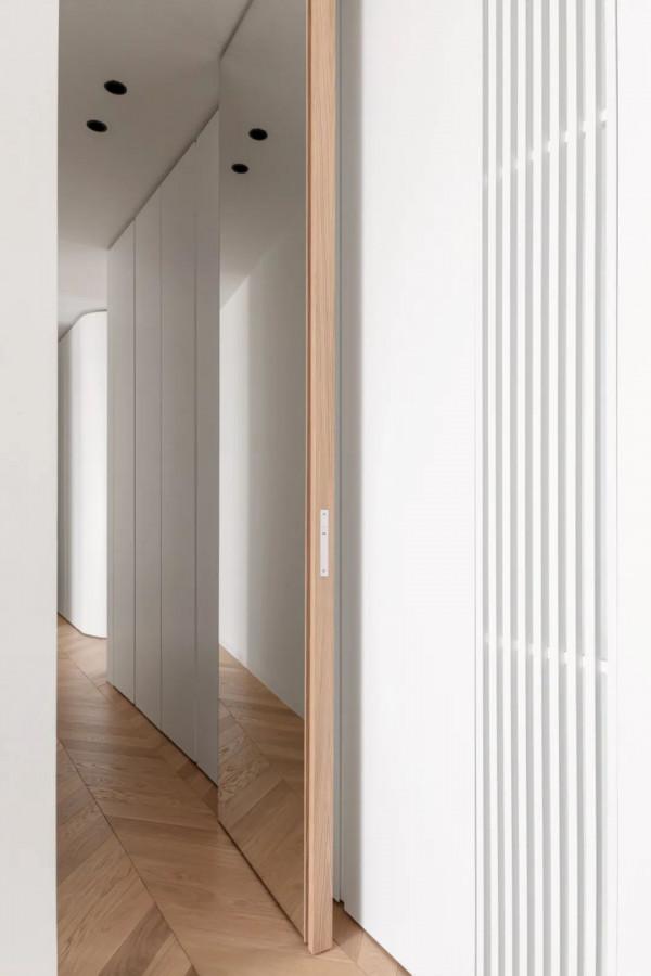 世界的好室 | 全屋定製隱形門櫃，木色配黑白溫馨又整潔