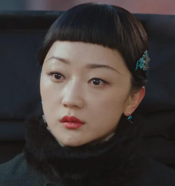 45歲李小冉片場打遊戲!穿羽絨服塗紅唇狀態好,多次讓女演員閉嘴 45歲李小冉片場打遊戲!穿羽絨服塗紅唇狀態好,多次讓女演員閉嘴