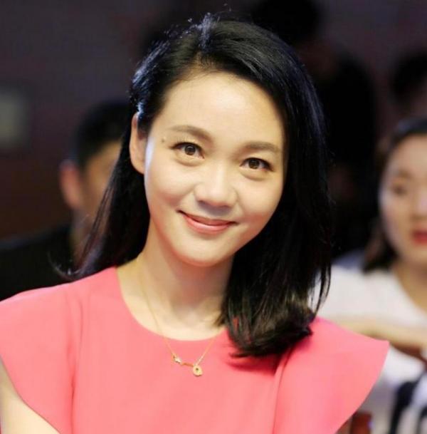 “安徽衛視一姐”周群：大火時與郭德綱傳緋聞，如今自曝月薪3000