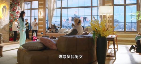 風景美如畫，劉濤張嘉倪撐起一場時裝秀，這部賀歲劇有梗又有顏