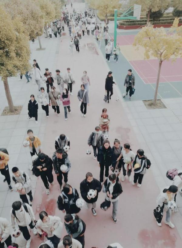 校園新氣象:<;<;咱們從早練足球>;>; 校園新氣象:<;<;咱們從早練足球>;>;